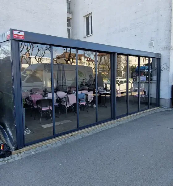 Finálny vzhľad zimnej záhrady 8x4 m pre kaviareň v Bratislave, v antracitovej farbe RAL 7016.