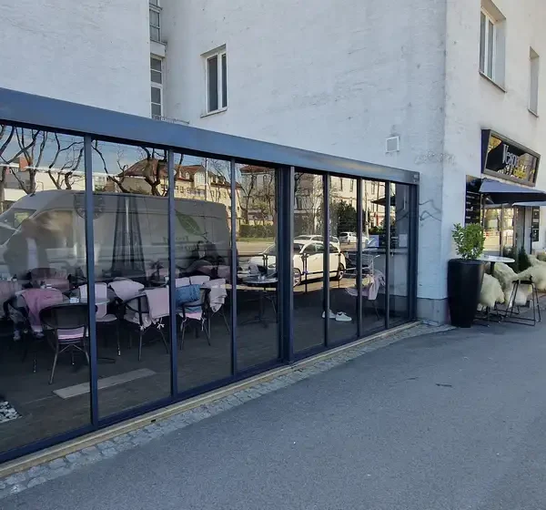 Zimná záhrada 8x4 m pre kaviareň v Bratislave, realizácia v antracitovej farbe RAL 7016.