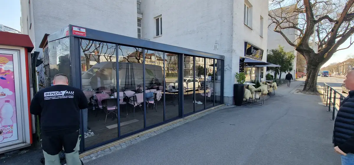 Zimná záhrada 8x4 m pre kaviareň v Bratislave, realizácia v antracitovej farbe RAL 7016.